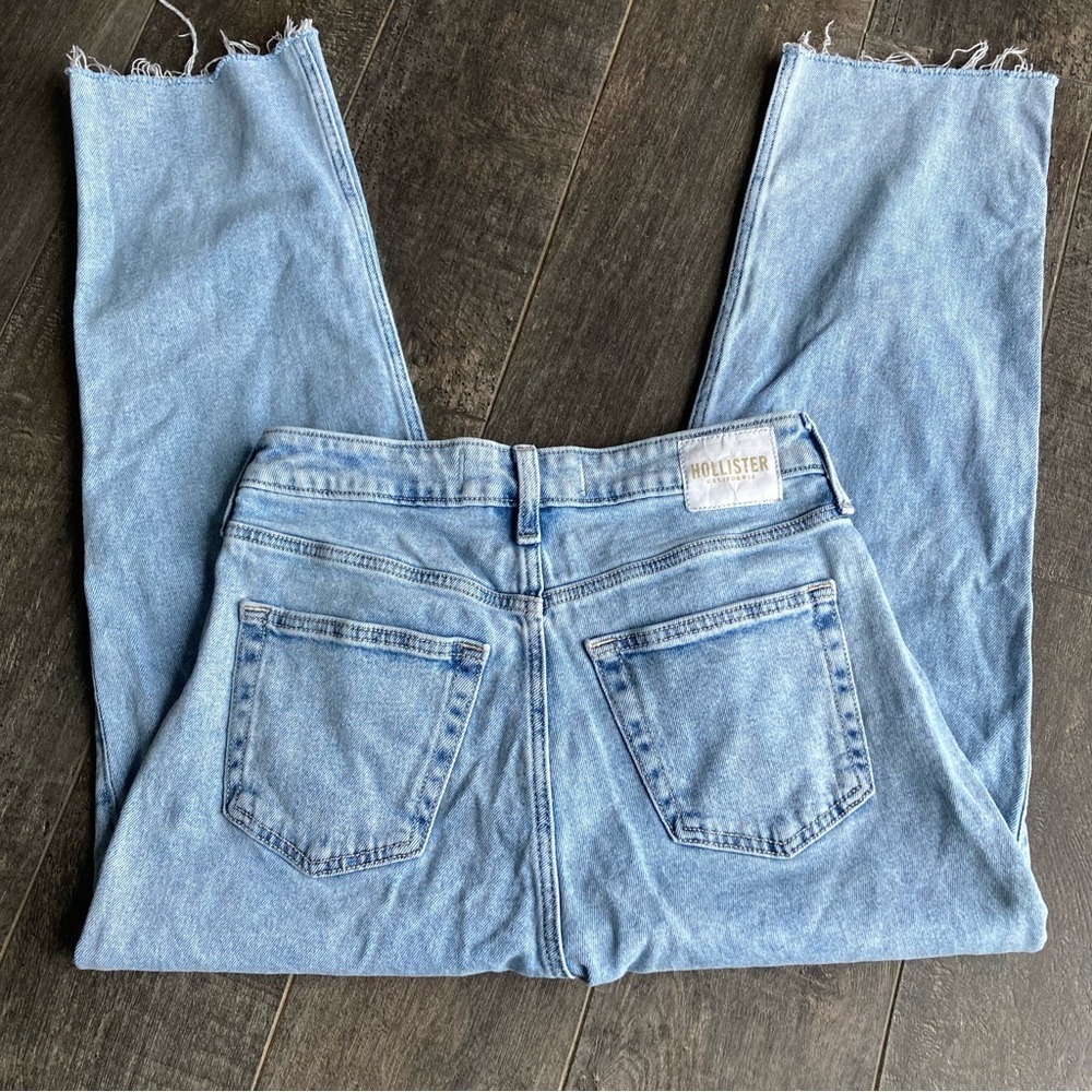 Hollister Curvy Ultra High-Rise Vintage Straight Light Wash Raw Hem Jeans 5S W27